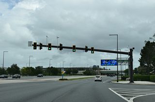 A busway runs along the median of Buena Vista Drive between Bonnett Creek Parkway and Disney Springs.