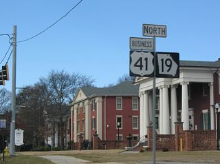 Hardeman Avenue transitions onto Vineville Avenue west ahead of Holt Avenue.