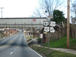 This shield assembly was replaced by 2011 with a new set of markers just beyond Ash Street. U.S. 41 Business was corrected and U.S. 80 switched with SR 22.
