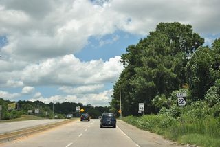 An SR 22 confirming marker stands along the 0.25 mile overlap taking U.S. 129AL north alongside 2nd Street to U.S. 129.