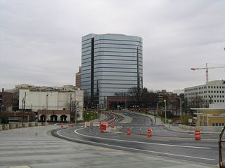 17th Street navigates east through an S-curve between Williams Street and U.S. 19/SR 9 (Peachtree Street NW).
