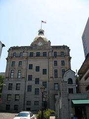 Savannah City Hall lies above the Bull Street ramp from River Street.