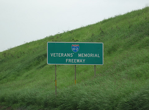 Veterans Memorial Freeway sign