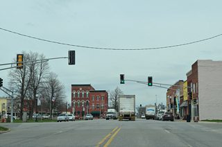 The spire of the Davis County Courthouse comes into view along U.S. 63 (Washington Street) north at Walnut Street. Upcoming Franklin Street (CR J40) is part of the Historic Hills Scenic Byway.