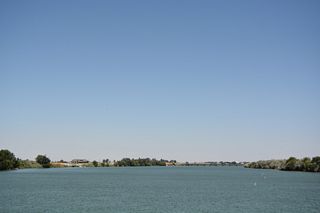 I-84/U.S. 30 cross the Snake River west from the diamond interchange with ID 25/77. ID 25 spans the river within a mile to the north.