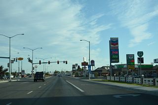 The first confirming marker for Business Loop I-84 at Burley precedes the signalized intersection with W 7th Street N.