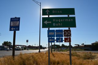 Business Loop I-84 combines with U.S. 30 just west of the diamond interchange  (Exit 141) where U.S. 26 combines with I-84 west to bypass Bliss.