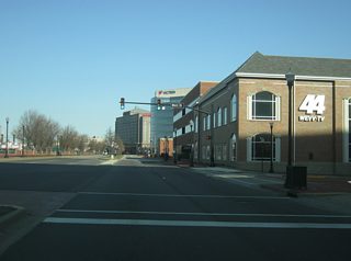 Riverside Drive at the intersection with Main Street, which is a mostly one way road toward the river across the central business district. Traffic heading northeast on Main Street can only go to 2nd Street.