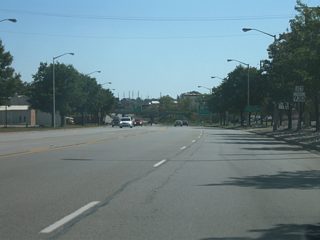 Now as an undivided mulit-lane highway, Washington Boulevard nears the parclo interchange with SR 930 north and Coliseum Boulevard. To the south, Coliseum Boulevard continues to Pontiac Street. To the north, SR 930 goes for 13 miles along the route of the U.S. 30 bypass around Fort Wayne's north side.