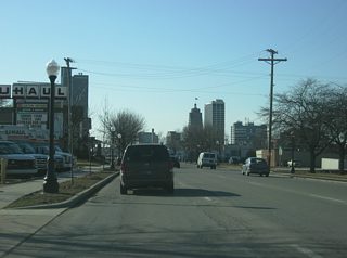 West of Anthony Boulevard, Washington Boulevard follows the old routing of U.S. 24, U.S. 30 and SR 14 west toward Downtown Fort Wayne. The road typically consists of three westbound lanes at it passes by the campus of Indiana Tech in the first picture, the intersection with Harmar Street in the second picture and Hanna Street in the fourth picture.