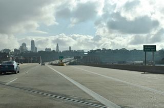 Eastbound I-670 formally crosses into Jackson County, Missouri at the Exit 1B gore point for Genessee and Wyoming Streets.