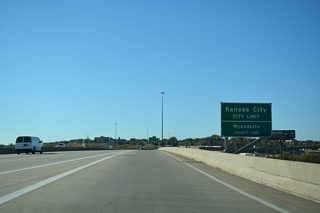 Westbound I-670 enters Wyandotte County, Kansas just ahead of the Kansas River. 67,400 vehicles per day (vpd) were recorded by KDOT in 2018 on the 1.64 mile stretch of Interstate 670 in Kansas.
