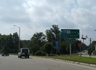 Willard Street branches southwest from the Furnace Brook Rotary to west Quincy. These signs were replaced by 2013 and no longer mention I-93 and Route 3.