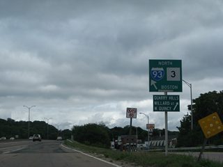 A service road connects the Furnace Brook Rotary with the northbound on-ramp to I-93 and Willard Street through West Quincy. Both signs here were replaced by 2013.
