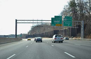 Exit 39 prepares to depart for MD 190 (River Road) from Interstate 495 south. The right lane drops at Exit 40.