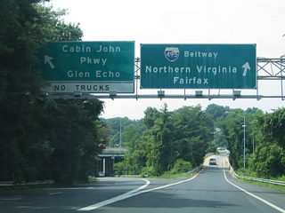 The c/d roadway for Exit 39 includes a second opportunity to access Cabin John Parkway southward for drivers originating from MD 190. An original button copy overhead, since replaced, directed drivers back onto Interstate 495 south here.