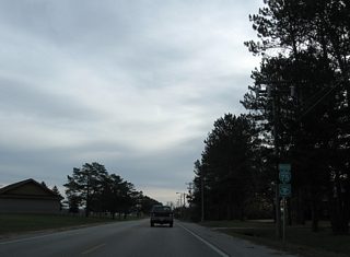 East Portage Avenue becomes Riverside Drive at the intersection with Mission Road. The final reassurance marker for Business Spur I-75 follows.