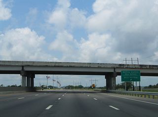 A trumpet interchange links U.S. 90 with unsigned MS 617 south.