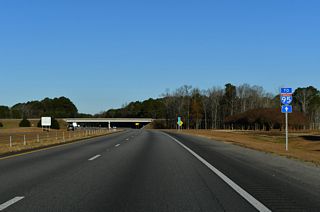 An Interstate 95 trailblazer precedes I-587 milepost 22.5 within the exchange at Exit 22.