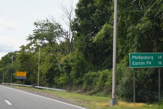 Easton, Pennsylvania debuts on westbound distance signs at 16 miles out.