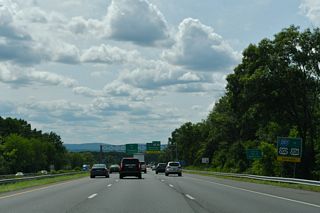 A lane drop occurs along Interstate 78 west at Exit 29. Cushetunk Mountain appears along the western horizon.