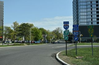 Turn off for I-95 southbound from Degraw Avenue also serves Glenwood Avenue north. The entrance ramp forms a distributor roadway leading to both I-95 south for the New Jersey Turnpike and I-80 west toward the Garden State Parkway.