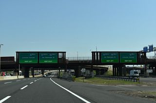 North from Newark, the New Jersey Turnpike partitions into the West Spur (I-95W) to East Rutherford and the East Spur (I-95) to Secaucus.