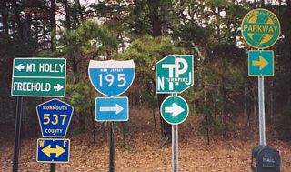 Several trailblazers were posted at the Six Flags Great Adventure service center exit onto CR 537 (Monmouth Road). The theme park is 1.4 miles south of I-195 at Exit 16 in Jackson Township.
The CR 537 shield and Turnpike trailblazer were gone by 2015. The Parkway trailblazer was removed by 2019. The remaining signs were replaced by 2021.