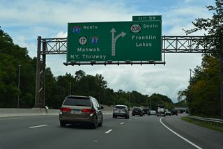 Interstate 287 curves southeasterly to Exit 58 for New Jersey Route 208 at the Franklin Lakes borough line.