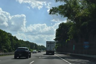 River Road passes under Interstate 287 ahead of this southbound confirming marker.