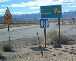 Beyond the state line, U.S. 6 intersects California 120 at Benton before turning south to end at U.S. 395 in Bishop. Photo taken 1/20/02.