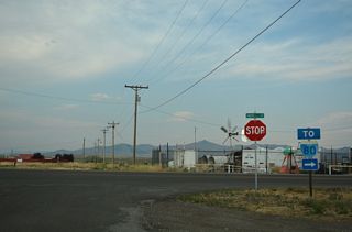 A faded trailblazer for I-80 stands at Shoshone Avenue and 6th Street (Business Loop I-80 east of Downtown Wells.