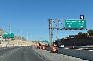 Lanes partition for SR 613 (Summerlin Parkway) east and Sunset Run Drive west ahead of Exit 28. Work through early 2028 modifies the parclo interchange at Exit 28 to improve traffic flow.