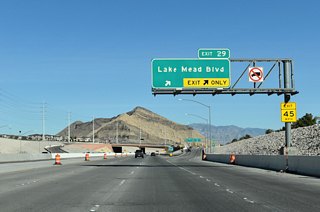 Two lanes separate from the Bruce Woodbury Beltway to Lake Mead Boulevard at Exit 29. Locally, Lake Mead Boulevard connects to the Trails neighborhood and the age restricted Sun City Summerlin, both within the master planned community of Summerlin.