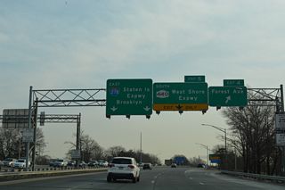 Exit 4 departs Interstate 278 (Staten Island Expressway) for Forest Avenue east and Gulf Avenue south to Edward Curry Avenue at Bloomfield. The directional T interchange with NY 440 (West Shore Expressway) follows at Exit 5.