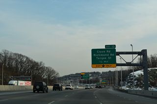 I-278 advances a half mile from the location of the former Richmond Parkway exchange to a split diamond interchange (Exit 13) for Clove Road, Richmond Road and Targee Street.