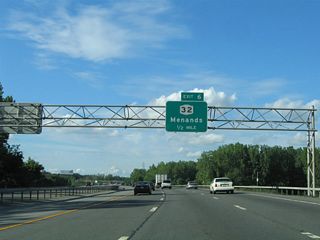 I-787 advances north from Albany into the village of Menands. The trumpet interchange at Exit 6 links with an access road (NY 913T) to parallel NY 32 (Broadway).