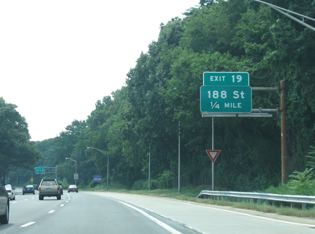 File:Grand Central Parkway at exit 22.jpg - Wikimedia Commons