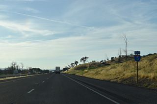 Confirming marker posted along Interstate 5 northbound ahead of the Suncrest Road over crossing east of Talent.