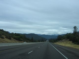 Beyond Milepost 38 and south of Blackwell Hill, I-5/OR 99 descend toward the Rogue River valley.