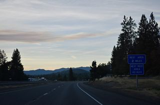 The Manzanita Rest Area lies north of the parclo interchange (Exit 61) with Merin Road and Monument Drive.