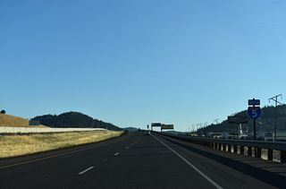 A previous shield assembly posted north of Exit 129 included OR 138 west. Interstate 5 crosses the Southern Pacific Railroad beyond this confirming marker.