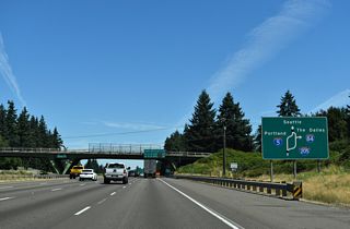 This diagrammatic sign, located ahead of the directional T interchange (Exit 288) with I-205, orientates motorists of the layout of the Portland metro area interstate system.