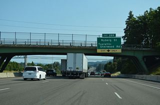 Passing under SW Sagert Street ahead of the parclo interchange (Exit 289) with Nyberg Road on Interstate 5 north. High mast lighting used here also appears at several other interchanges along this stretch of freeway.