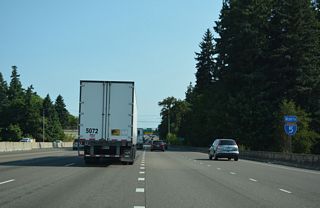 An auxiliary lane opens northbound for Exit 290 to Lake Oswego and Durham. 