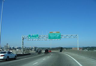 Exit 300 forms a lengthy distributor roadway leading north to I-84/U.S. 30 east, with local access to Water Avenue for the Oregon Museum of Science and Industry (OMSI).