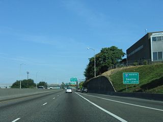 The entrance ramp from Williams Avenue north at Broadway adds an auxiliary lane for Exit 302 C.