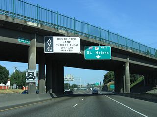 I-5/U.S. 30 pass under the Flint Avenue overpass ahead of Exit 302 B and an HOV lane.
