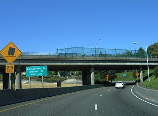 Beyond the Skidmore Street over crossing, a ramp departs from Exit 303 for Missouri Avenue north to Alberta and Killingsworth Streets. Two lanes form westbound Going Street to Swan Island and Overlook.