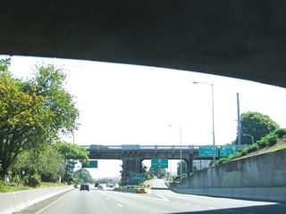 Exit 299 A departs from I-5 south below Kelly Avenue (OR 43 north), adjacent to the ramp forming OR 43 south from the Ross Island Bridge westbound.